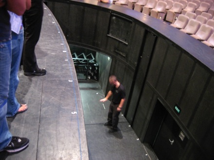 Orchestra pit descending